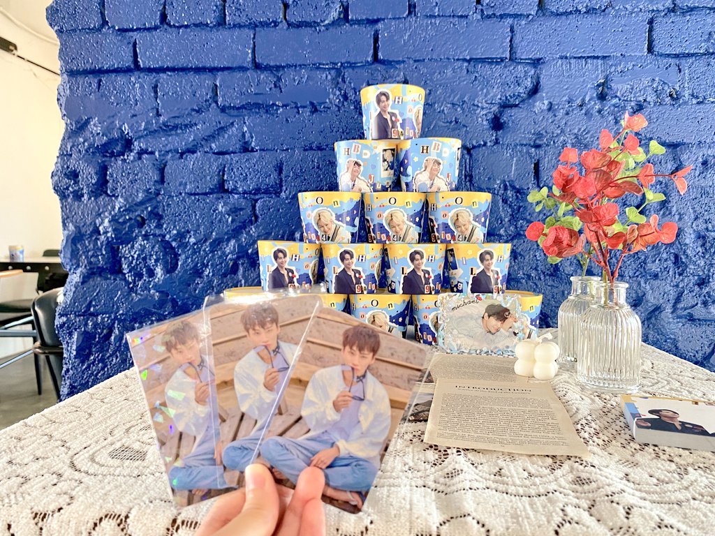 BrazilBtob's tweet photo. [#CHEONSA]

Algumas Hoonpeus/Melodys estão fazendo um evento de Cupsleave numa cafeteria na Coreia em comemoração ao aniversário do Ilhoon!

Vejam que lindo:
 https://t.co/vfqs3wAcwP