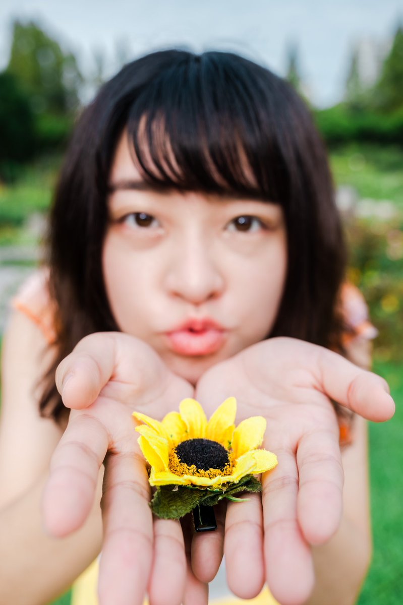 _WHITE_KOSUKE's tweet photo. はいどうぞ！🌻
#photo #photography #fujifilm_xseries #xt4 #portrait #ポートレート #キリトリセカイ #ファインダー越しの私の世界 #写真好きな人と繫がりたい  #カメラ好きな人と繋がりたい #あざとい顔してる #たまにはええやん #お熱いのでふーふーしますか #いいです https://t.co/JkBsGAmaq0