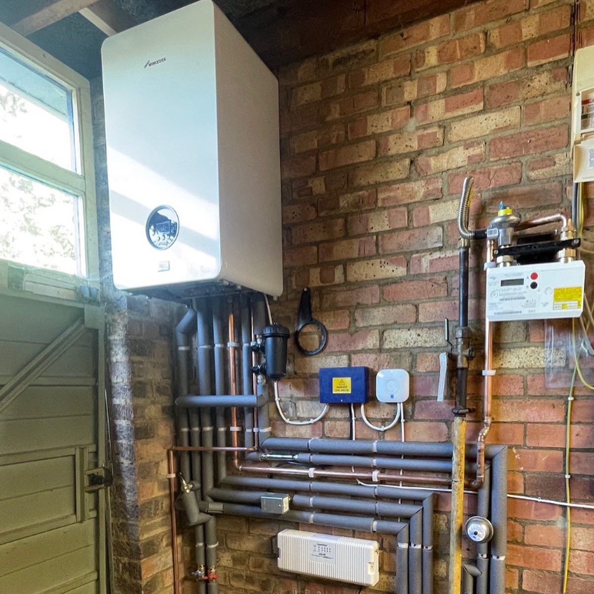 oxyplumb's tweet photo. Big boiler upgrade 👏
It was a tight fit but we managed to squeeze this 8000 beast behind the garage door. This tired old 🏡 is now super efficient with mega water pressure from this powerful Worcester combi. 
-
#combi #worcester #hotwater #plumber #gas #hydrogen #energyefficient https://t.co/V1WQrx9CWW