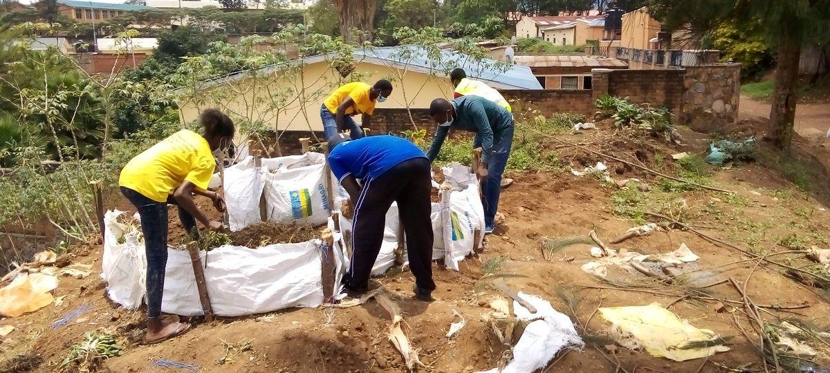 NyamiramboV's tweet photo. #VolunteersMonth: @RwandaYouthVol1 bo muri @Nyamirambo_Sect twifatanyije n'ushinzwe ubuzima n'isuku mu Murenge wa #Nyamirambo, Gitifu wa #Mumena mugikorwa cyo kubaka uturima tw'igikoni, Hanakorwa  ubukangurambaga bwo kwirinda #Koronavirusi.
@gatjmv @PudenceR @UmutoniNadine https://t.co/fXpopjJ814