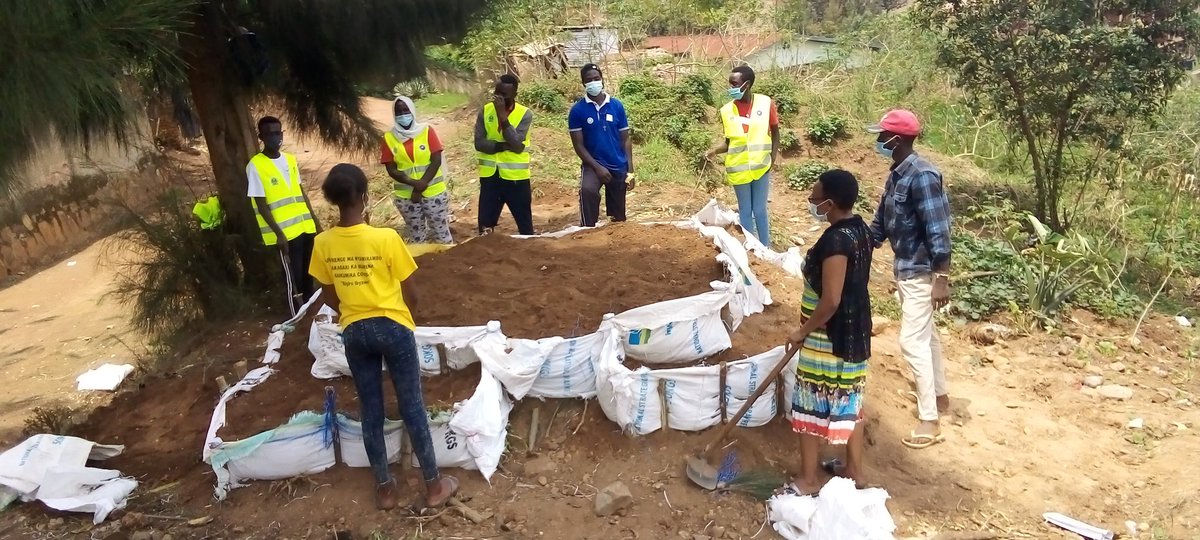 NyamiramboV's tweet photo. #VolunteersMonth: @RwandaYouthVol1 bo muri @Nyamirambo_Sect twifatanyije n'ushinzwe ubuzima n'isuku mu Murenge wa #Nyamirambo, Gitifu wa #Mumena mugikorwa cyo kubaka uturima tw'igikoni, Hanakorwa  ubukangurambaga bwo kwirinda #Koronavirusi.
@gatjmv @PudenceR @UmutoniNadine https://t.co/fXpopjJ814