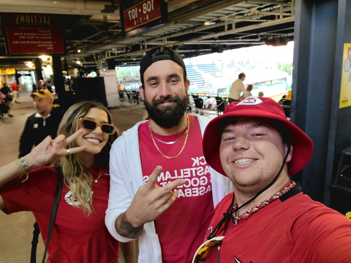 SirBoywonder513's tweet photo. Thank You Castellanos Family For Being The Best Family In Baseball. You Guys Are The Best !
#BestFamilyInBaseball
@ryan_cast_ 
@jessgomezzz 
@xjackieeee 
@michcast05 https://t.co/hFuVTr0ago