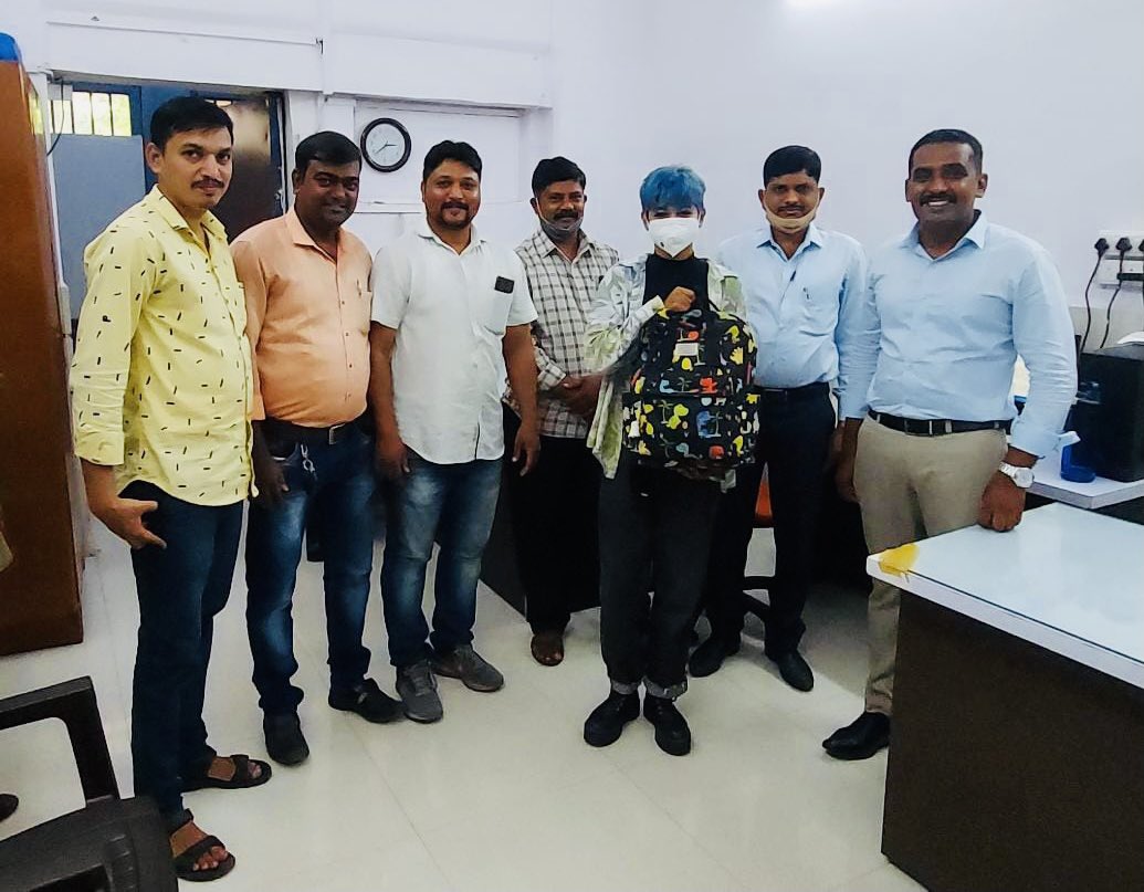 XFsaumya's tweet photo. Big thanks to Bandra police station. My bag was lost in rickshaw. Bandra detection team traced rickshaw with cctv footage &amp; found it. Huge thanks to Psi Kashid &amp; team - More, Patil, Doke, Sonawane &amp; Mali 
Proud of Mumbai Police 😌🙏🏽
@MumbaiPolice @CPMumbaiPolice @DGPMaharashtra https://t.co/iaSga3GoXh