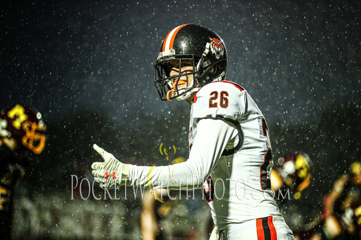 PocketWPhoto's tweet photo. Friday night lightning! Photos from the Lake City at Pine Island Football game are up this morning and I think it is my favorite gallery this season... Here: https://t.co/HODdJDTIBI

#football #lakecitytigers #pipanthers #mshsl #highschool #sportsphotography #pocketwatchphoto https://t.co/Z26cIzC2gI