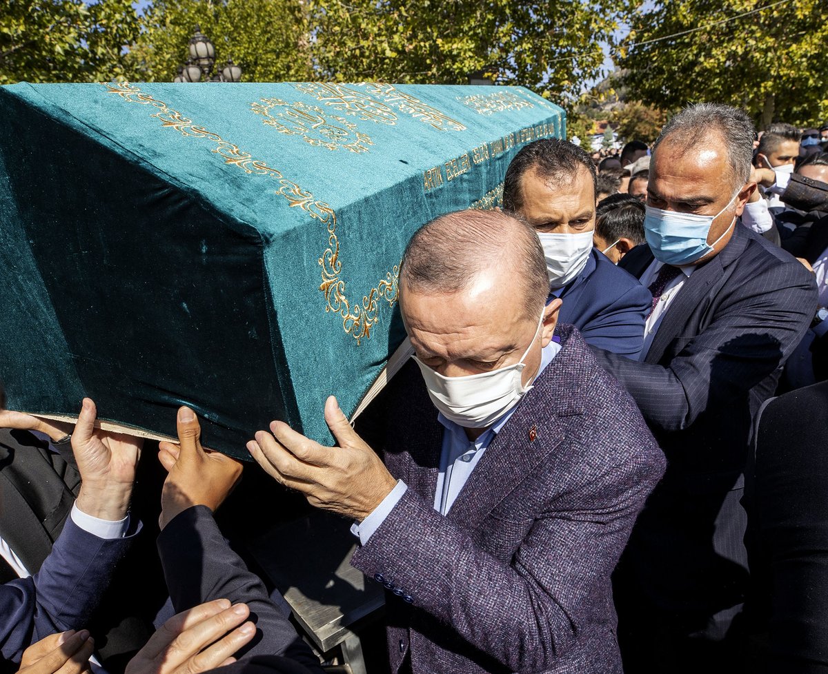 Akparti's tweet photo. Cumhurbaşkanımız Recep Tayyip Erdoğan, vefat eden Saadet Partisi Yüksek İstişare Kurulu Başkanı Oğuzhan Asiltürk’ün cenaze törenine katıldı. https://t.co/rxvIEUNAQk