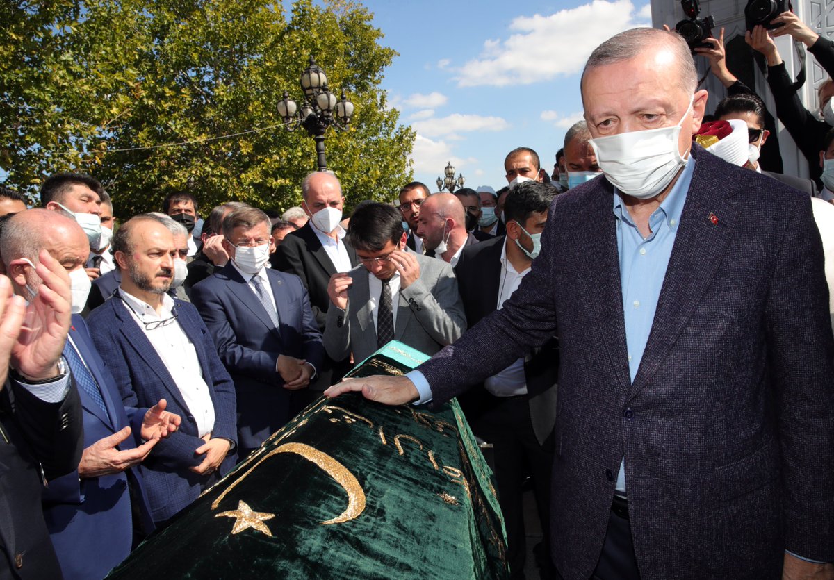 Akparti's tweet photo. Cumhurbaşkanımız Recep Tayyip Erdoğan, vefat eden Saadet Partisi Yüksek İstişare Kurulu Başkanı Oğuzhan Asiltürk’ün cenaze törenine katıldı. https://t.co/rxvIEUNAQk
