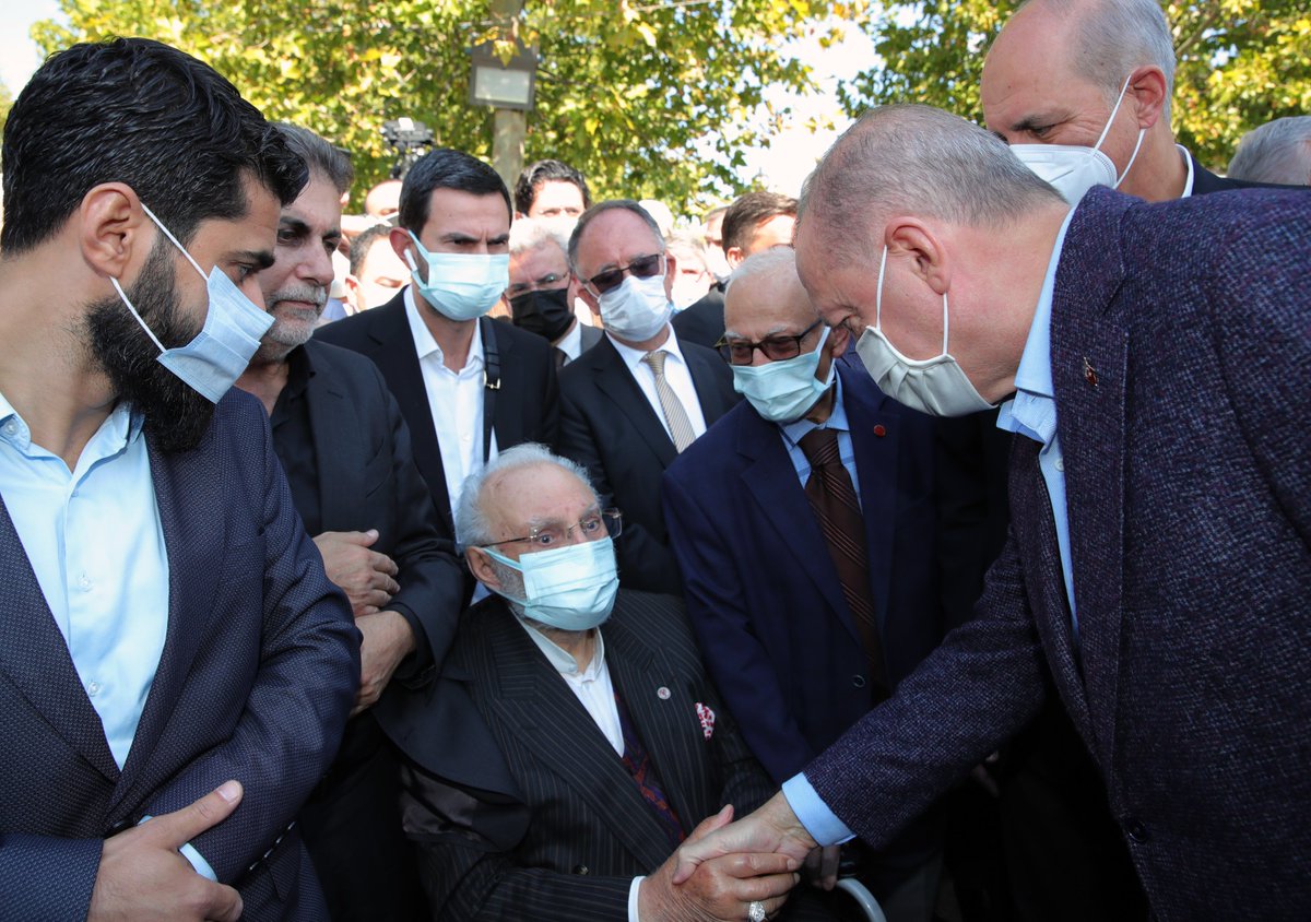 Akparti's tweet photo. Cumhurbaşkanımız Recep Tayyip Erdoğan, vefat eden Saadet Partisi Yüksek İstişare Kurulu Başkanı Oğuzhan Asiltürk’ün cenaze törenine katıldı. https://t.co/rxvIEUNAQk