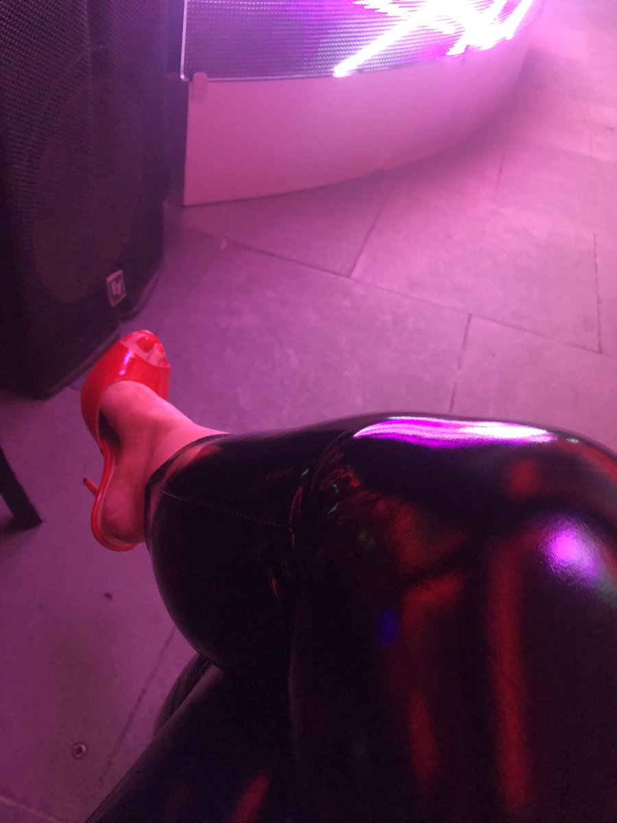 ReplicantTopaz's tweet photo. Public side of our life can still be shiny especially when I’m treated to new shoes 👠 #latex #latexcouples #shoefetish #footfetish #switch #rubber #rubbercouples https://t.co/Ajgxu0nNKc