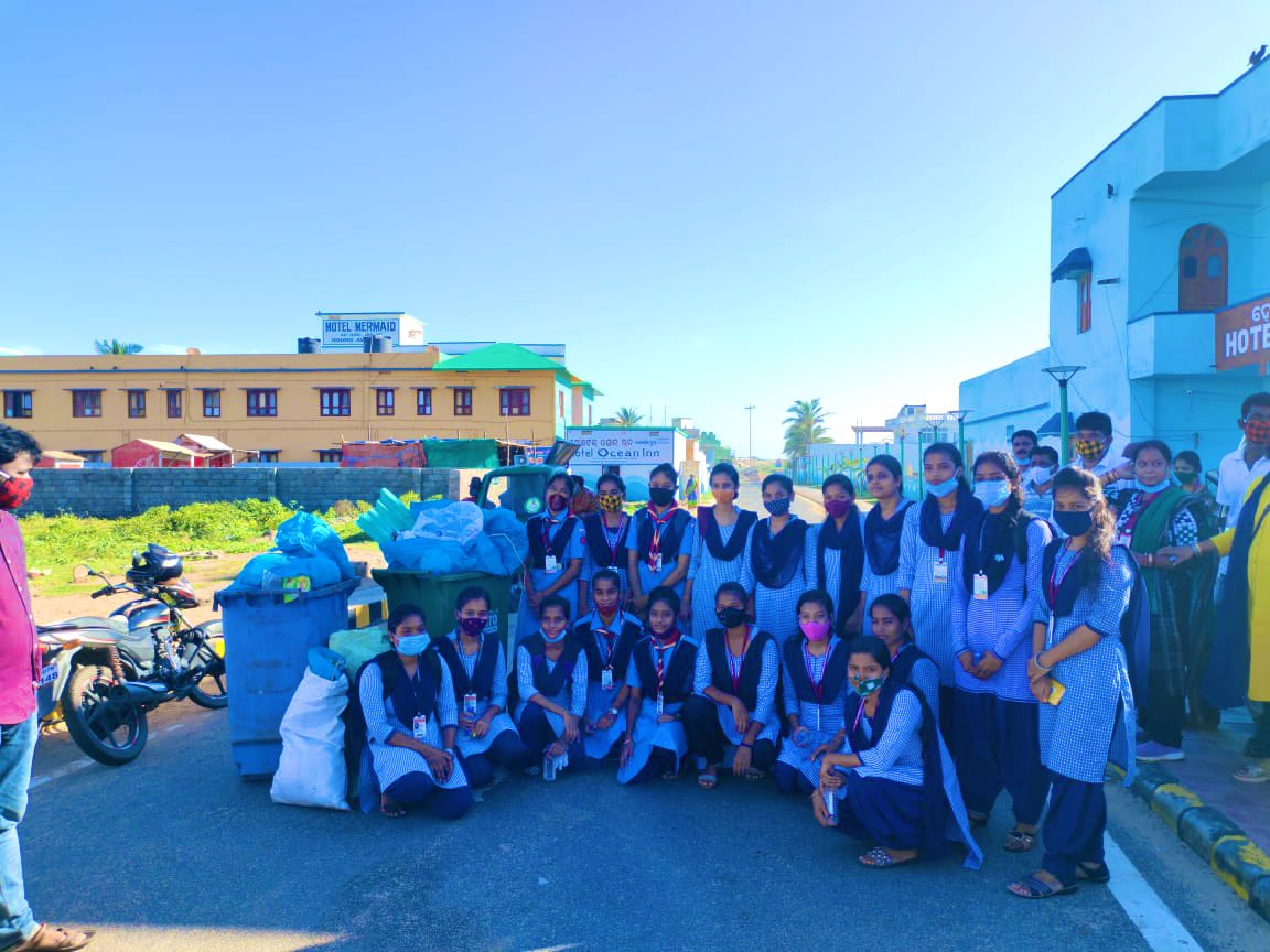 MoGopalpur's tweet photo. We thank the student volunteers of Gopalpur college for their active participation in ‘Plastic Free Gopalpur’ campaign. Let’s all work together to keep Gopalpur clean. 
@Ganjam_Admin @odisha_tourism https://t.co/FEyhiDXHi1