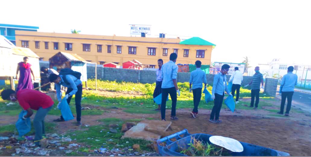MoGopalpur's tweet photo. We thank the student volunteers of Gopalpur college for their active participation in ‘Plastic Free Gopalpur’ campaign. Let’s all work together to keep Gopalpur clean. 
@Ganjam_Admin @odisha_tourism https://t.co/FEyhiDXHi1