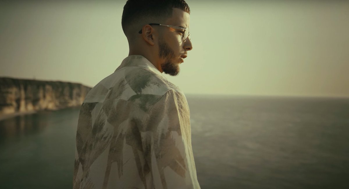 Avec le clip de son titre "Les beaux jours", Sten met en avant l'aspect éphémère des moments de bonheur.

"On m'a dit le temps guérit tout mais c'est faux
J'essaie de maquiller mes doutes et mes fautes"

🌅 genius.com/Sten-fra-les-b…