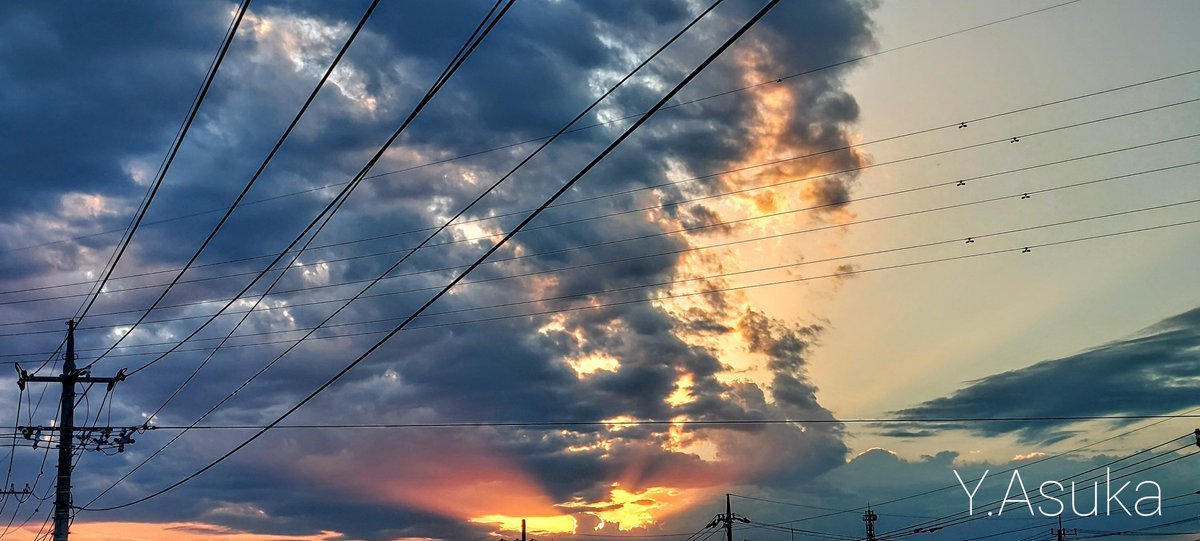 yumeasutw's tweet photo. 夕焼けビーム✨🌇✨

お疲れ様です🏁
西から東へ放射状に #黒雲 が
長～く広がり始めた日没前🌇
天に向うオレンジビームが
キラキラとても綺麗でした✨

#薄明光線
#空の名前
#天気の図鑑 #雲友
#雲の教室
#層積雲
#積雲
#高積雲
#巻雲
#夕空 #夕焼け #鉄塔 #電柱 #電線
#a2021 #a1002 #a202110 https://t.co/x094ykCo4U