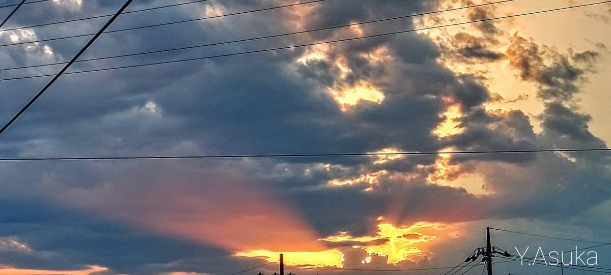 yumeasutw's tweet photo. 夕焼けビーム✨🌇✨

お疲れ様です🏁
西から東へ放射状に #黒雲 が
長～く広がり始めた日没前🌇
天に向うオレンジビームが
キラキラとても綺麗でした✨

#薄明光線
#空の名前
#天気の図鑑 #雲友
#雲の教室
#層積雲
#積雲
#高積雲
#巻雲
#夕空 #夕焼け #鉄塔 #電柱 #電線
#a2021 #a1002 #a202110 https://t.co/x094ykCo4U