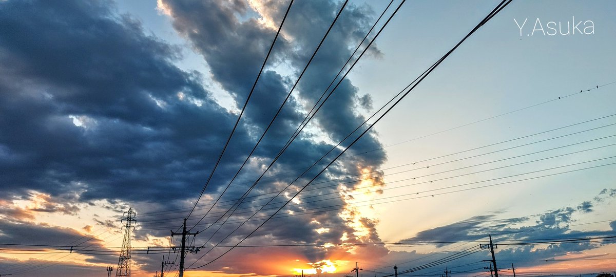 yumeasutw's tweet photo. 夕焼けビーム✨🌇✨

お疲れ様です🏁
西から東へ放射状に #黒雲 が
長～く広がり始めた日没前🌇
天に向うオレンジビームが
キラキラとても綺麗でした✨

#薄明光線
#空の名前
#天気の図鑑 #雲友
#雲の教室
#層積雲
#積雲
#高積雲
#巻雲
#夕空 #夕焼け #鉄塔 #電柱 #電線
#a2021 #a1002 #a202110 https://t.co/x094ykCo4U