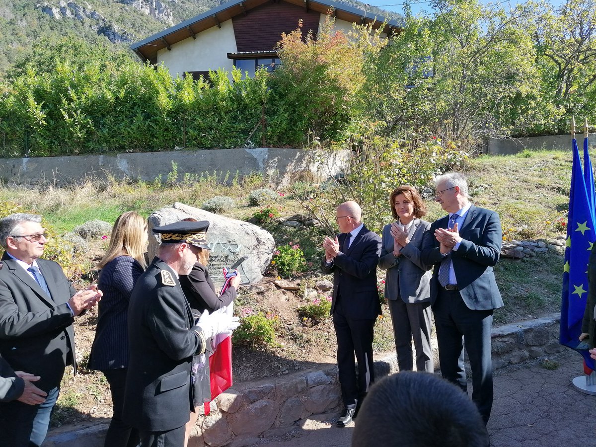 FranckLavagna's tweet photo. 1 an après #alex06
Journée d hommage aux victimes des 3 Vallees #tinee #vesubie #roya par l ensemble des pouvoirs publics
@MetropoleNCA @cariviera @AlpesMaritimes
@prefet06
@sdis_06
Un #hommedebout comme symbole de la résilience et de l espoir à l entrée des vallées https://t.co/U16WqfpdsS