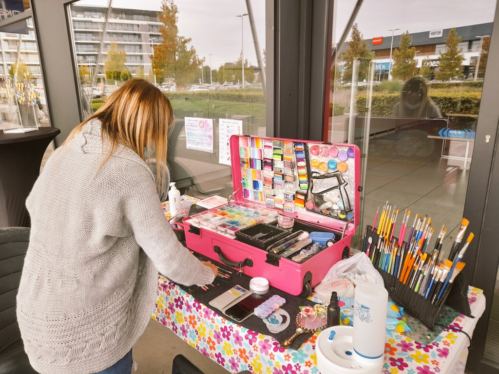 WeekendduClient's tweet photo. Au centre commercial Les Dauphins à #Mouscron, il y a de quoi faire plaisir aux petits et aux grands 🤩🥳 #weekendduclient https://t.co/Rrxp4Y3zNp