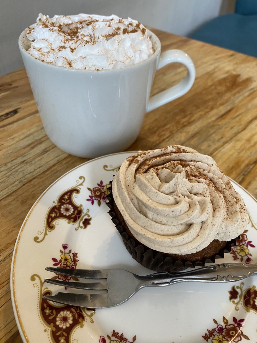 danielleemcc's tweet photo. Nothing more relaxing than sitting in a coffee shop on your own when you aren’t in a rush. Especially when it’s pumpkin spice latte season. https://t.co/r8ivZJKUWm