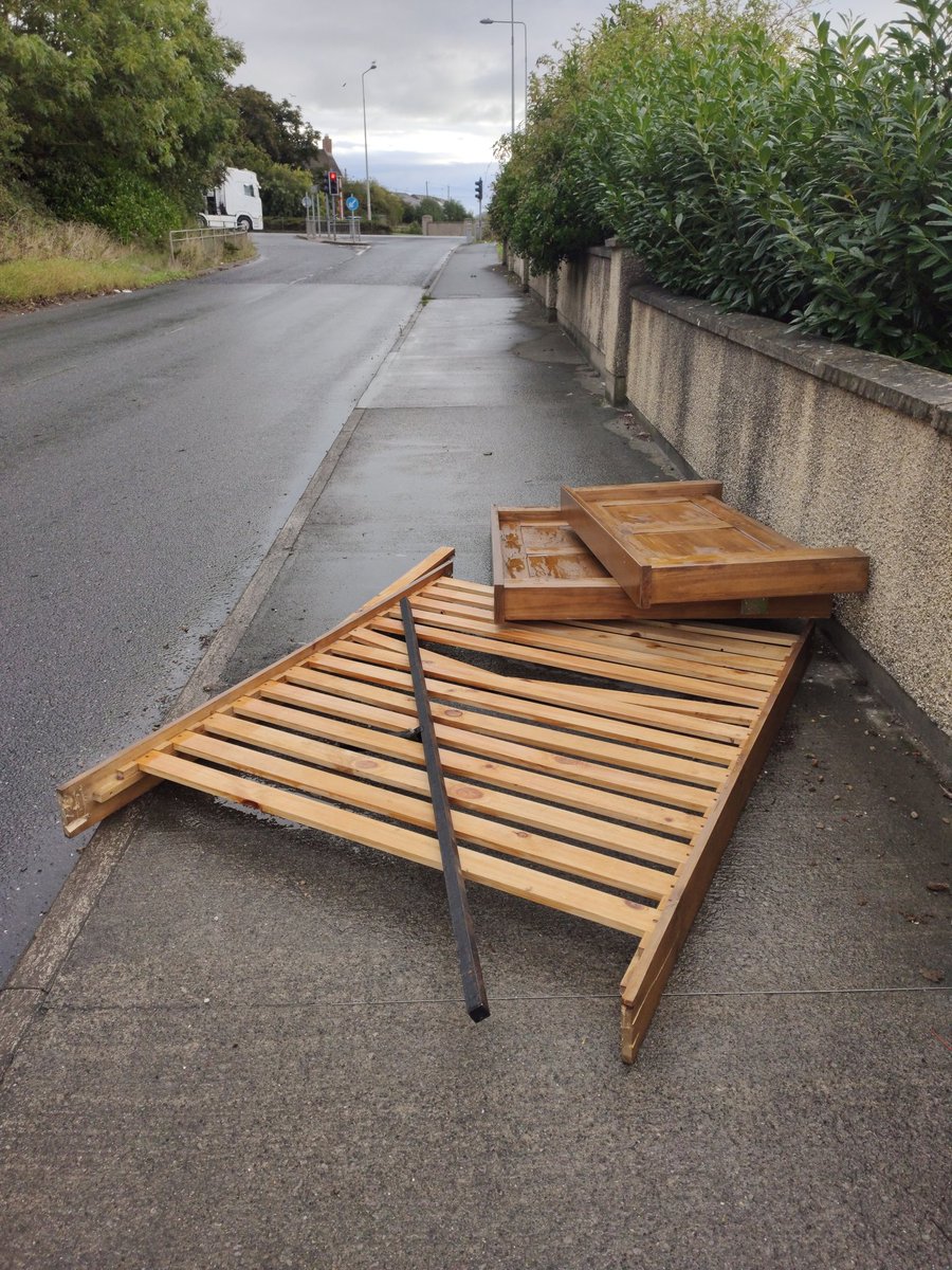 thefaaside's tweet photo. - It'll buuurn buh.
- If it's not a pallet it's noh gunon da bonfire and that's the end of it.
#collectin https://t.co/B9bjKYMv7u