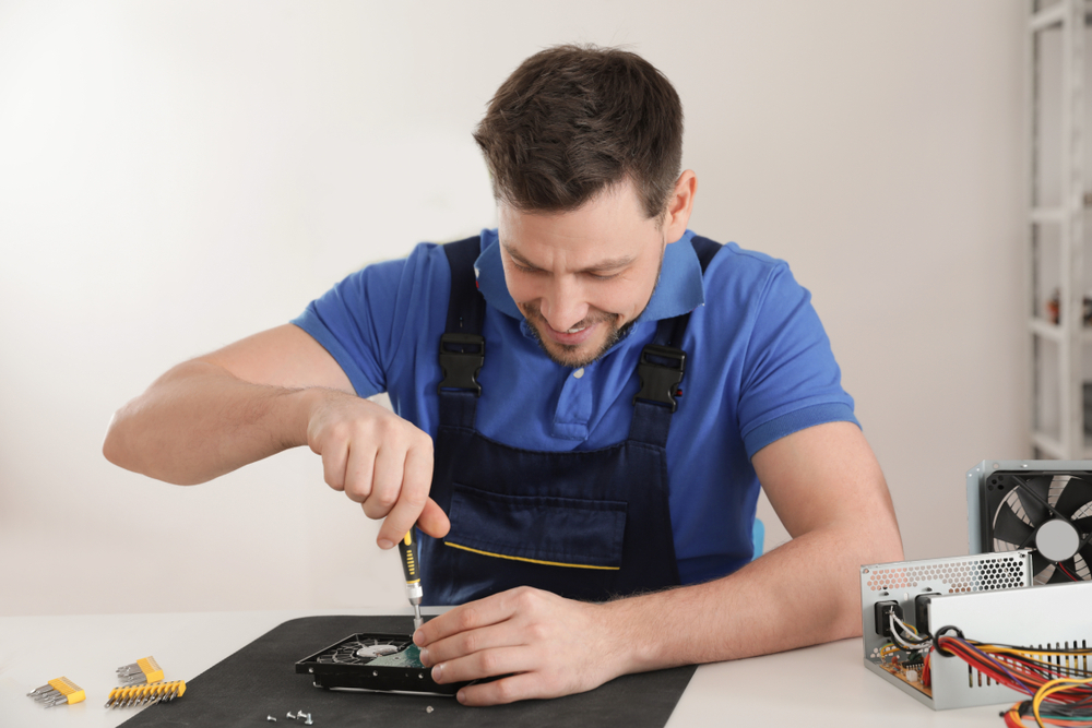 FrejaMeza's tweet image. What should you do with your old computers or laptops? You can't just throw them away because of how dangerous this would be for our environment.

Find out more: euro-recycling.co.uk

#HardDrive #harddrives #harddrivecase #harddrivefail #harddrivespace #harddrivecrash