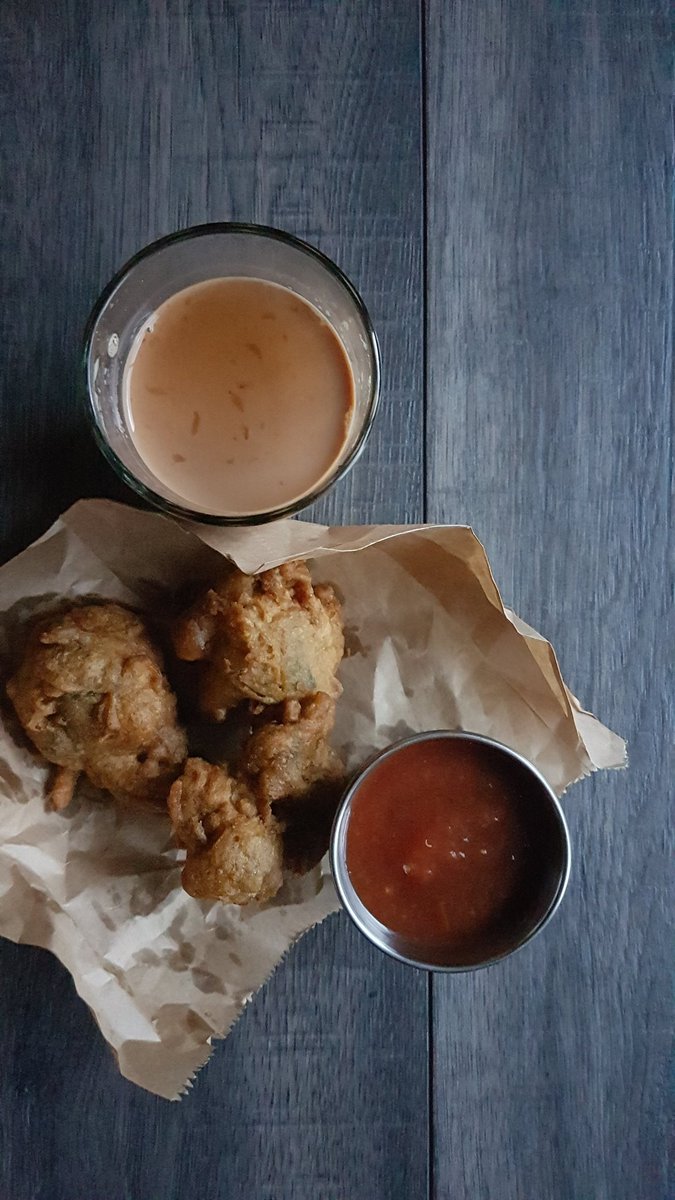 Bhendi_Bazaar's tweet photo. A rainy dreary #Saturday is perfect for masala #chai and hot and spicy pakoras. 
#SaturdayKitchen https://t.co/8BDQTbeuWl