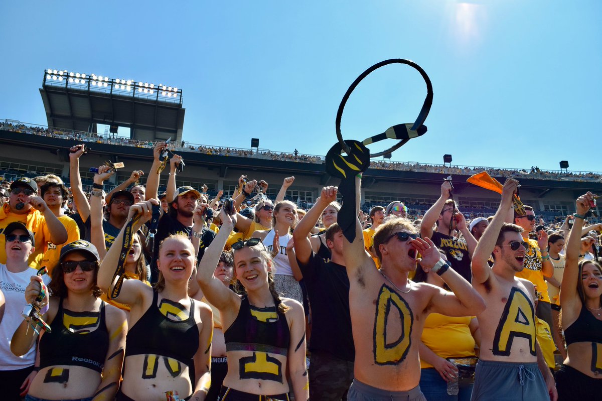 _thezou's tweet photo. Good morning Tigers!! It’s game day & @MizzouFootball is back in COMO!! You know the drill, gates open @ 9:30, be ready to paint by 10:00, kickoff @ 11:00!! We have @Picklemans again this week, & don’t forget your keys!! #Miz #KeyDown #DrinkUp https://t.co/Vn8BAQ5BJl