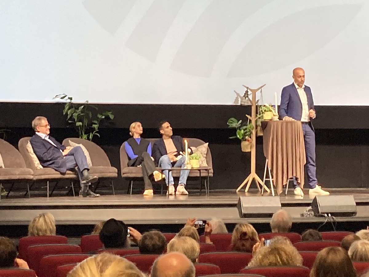 signefaerch's tweet photo. Bruger lørdag eftermiddag på  #psykiatritopmøde hvor  @Heunicke starter med at undskylde for,at vi stadig venter 10-års planen for psykiatri. God stil (og på sin plads).#ptm21 https://t.co/x38BjZ2GMU