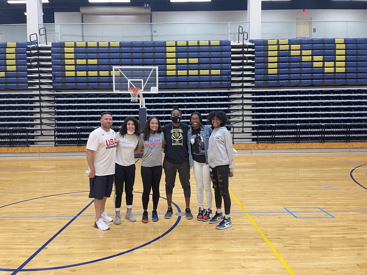 CoachGrahamP23's tweet photo. Big Shout out to @QueensWBB @JBrownQUEENS @AndreGibbs19 for a great visit yesterday!  @3KyraParker @ingridtmoraes @AysiaFoster @Mayae_foster really enjoyed meeting you and your team and seeing your beautiful campus/facilities. Look forward to seeing big things for the Royals! 💪 https://t.co/d6lkAaZGWs