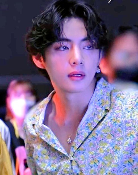 WORLDMUSICAWARD's tweet photo. #BTS' #V's hashtag #Purplecolor trends at #1 WORLDWIDE, and #Taetae and #Peakboy also trend in the Top 20 WW after #Tae's #Weverse posts #PRODVISCOMING!💪🟣💥🥇🌎💿🔥💜
https://t.co/voIKiI1GUN https://t.co/kgjGgOdrAb