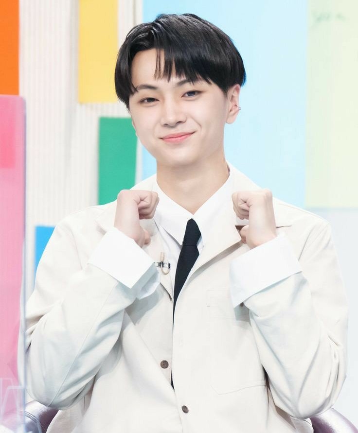 jogsenong's tweet photo. @Jaehuyn @SOOJOUR @Hyepwon @joahnny @cihoihyunsuk @winteok @ChellarTheWorld Welcoming Edgar at the altar, Ellio gives him a friendly hug and pats himon the back. This is the last hug for his best friend as a single. "Do your best!" Heencourages Edgar, then leaves the altar and joins the guests. https://t.co/t83VCvxeZ3