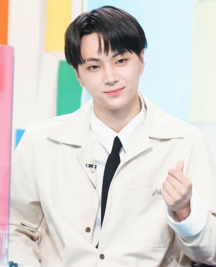 jogsenong's tweet photo. @Jaehuyn @SOOJOUR @Hyepwon @joahnny @cihoihyunsuk @winteok @ChellarTheWorld Welcoming Edgar at the altar, Ellio gives him a friendly hug and pats himon the back. This is the last hug for his best friend as a single. "Do your best!" Heencourages Edgar, then leaves the altar and joins the guests. https://t.co/t83VCvxeZ3