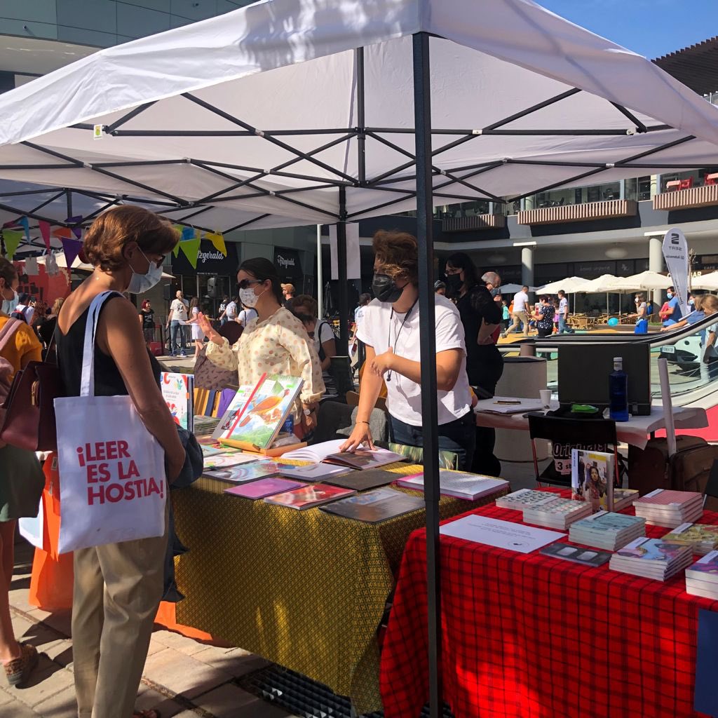 Ambientazo en el "HULQ", festival de literatura alternativa que llega por primera vez a #AlcaláDeHenares

📚  Más de 60 editoriales independientes, cómics, fanzines, videojuegos, radio en directo, actividades infantiles y muchas sorpresas durante todo el día

📍 <a href="/QuadernillosPC/">Quadernillos</a>