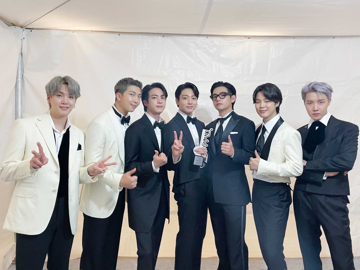 BTS_tw_NamJoon's tweet photo. 2021 더팩트 뮤직 어워즈! 작년에 이어 올해도 4회 연속 대상의 주인공! 두구두구두구 🥁 #BTS 🥳 방탄의 전부 아미들! 감사해요🏆🏆🏆🏆💜💜
#BTSat2021TMA
#BTSARMY 
Good night ARMY 😴 https://t.co/BSgzjDcI4H