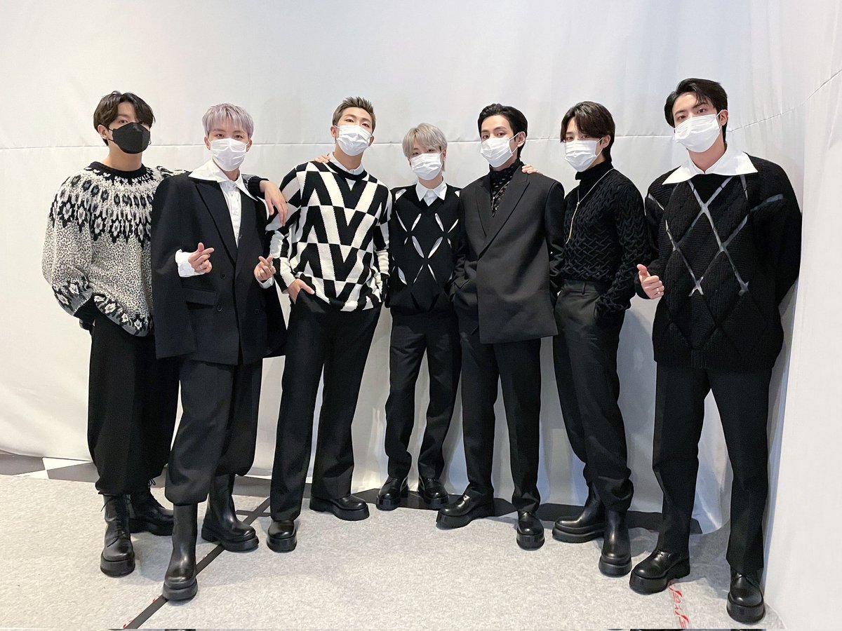 BTS_tw_NamJoon's tweet photo. 2021 더팩트 뮤직 어워즈! 작년에 이어 올해도 4회 연속 대상의 주인공! 두구두구두구 🥁 #BTS 🥳 방탄의 전부 아미들! 감사해요🏆🏆🏆🏆💜💜
#BTSat2021TMA
#BTSARMY 
Good night ARMY 😴 https://t.co/BSgzjDcI4H