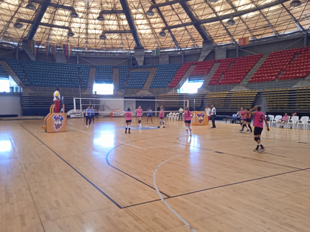 entrenador41's tweet photo. Mundo Deportivo desde el Domo José María Vargas #Laguaira Triangular de voleyball Master Femenino Guerreras de la guaira , Gloria Deportivas, Heroínas de Cojedes 🏐🇻🇪🏆🥇#EnVivo 
👉https://t.co/2Am5W5LZU6👈 https://t.co/isktiqpnpr