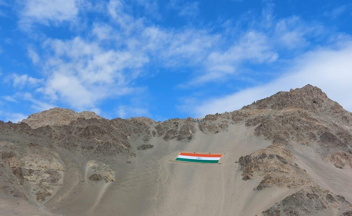 लेह में खादी से निर्मित 225 फुट लंबा, व 150 फुट चौड़ा विश्व का सबसे बड़ा तिरंगा लगाया गया।

जय हिंद, जय भारत 🇮🇳