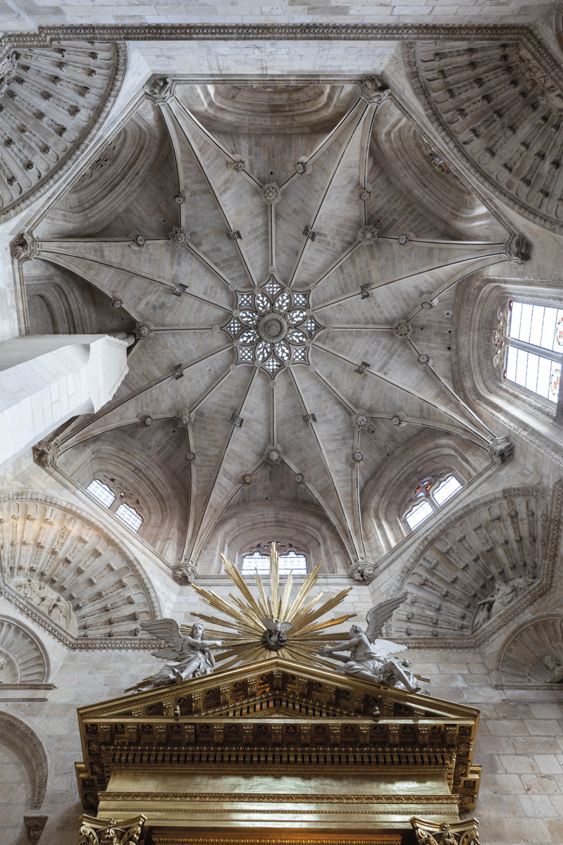 Businirmaslejos's tweet photo. CAPILLA DE LA PRESENTACIÓN
#CatedraldeBurgos
Posee una amplia planta central inspirada en la utilizada en la #CapillaDelCondestable por #SimónDeColonia. Está cubierta por una elevada linterna octogonal que se cierra con una bóveda de complicado diseño estrellado. https://t.co/aGoziBeLpD