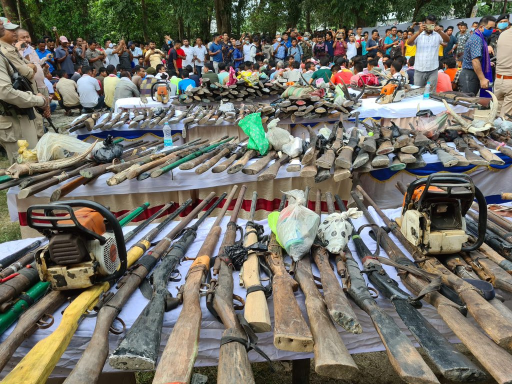himantabiswa's tweet photo. Dawn of new era for wildlife &amp; forest conservation.Thanks to BTC Admin, 264 poachers surrendered at Chirang with arms &amp; animal trophies.They're getting a rehab package with imm relief of ₹50K each. 300 + timber smugglers also surrendered in presence of BTR Chief @PramodBoroBTR https://t.co/pSI2xfNTx0