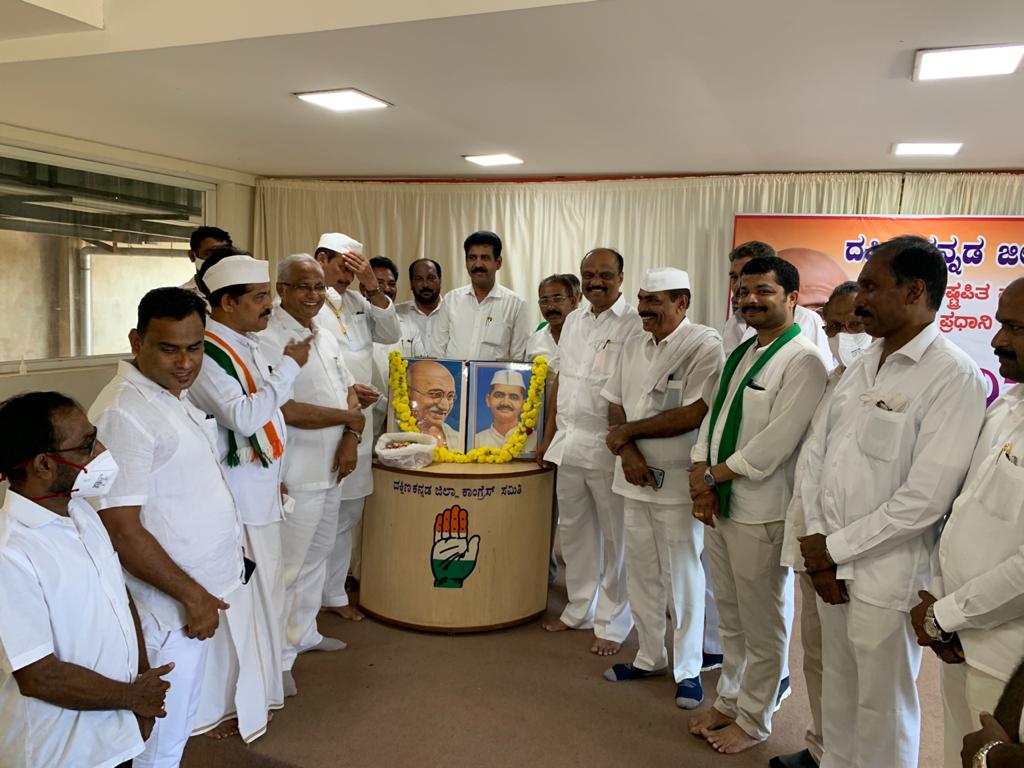 OfficeOfDKDist1's tweet photo. ದ.ಕ.ಜಿಲ್ಲಾ ಕಾಂಗ್ರೆಸ್ ಸಮಿತಿ ಅಧ್ಯಕ್ಷರಾದ ಕೆ.ಹರೀಶ್ ಕುಮಾರ್ ರವರ ಅಧ್ಯಕ್ಷತೆಯಲ್ಲಿ ರಾಷ್ಟ್ರಪಿತ ಮಹಾತ್ಮ ಗಾಂಧಿ ಹಾಗೂ ಮಾಜಿ ಪ್ರಧಾನಿ ಲಾಲ್ ಬಹಾದ್ದೂರ್ ಶಾಸ್ತ್ರಿ ಅವರ ಜನ್ಮದಿನಾಚರಣೆ ಕಾರ್ಯಕ್ರಮ ಶನಿವಾರ (2/10/2021) ಮಲ್ಲಿಕಟ್ಟೆಯ ಕಾಂಗ್ರೆಸ್ ಭವನದಲ್ಲಿ ಜರಗಿತು.
#officeofdkdcc https://t.co/FkT1OYt9uG