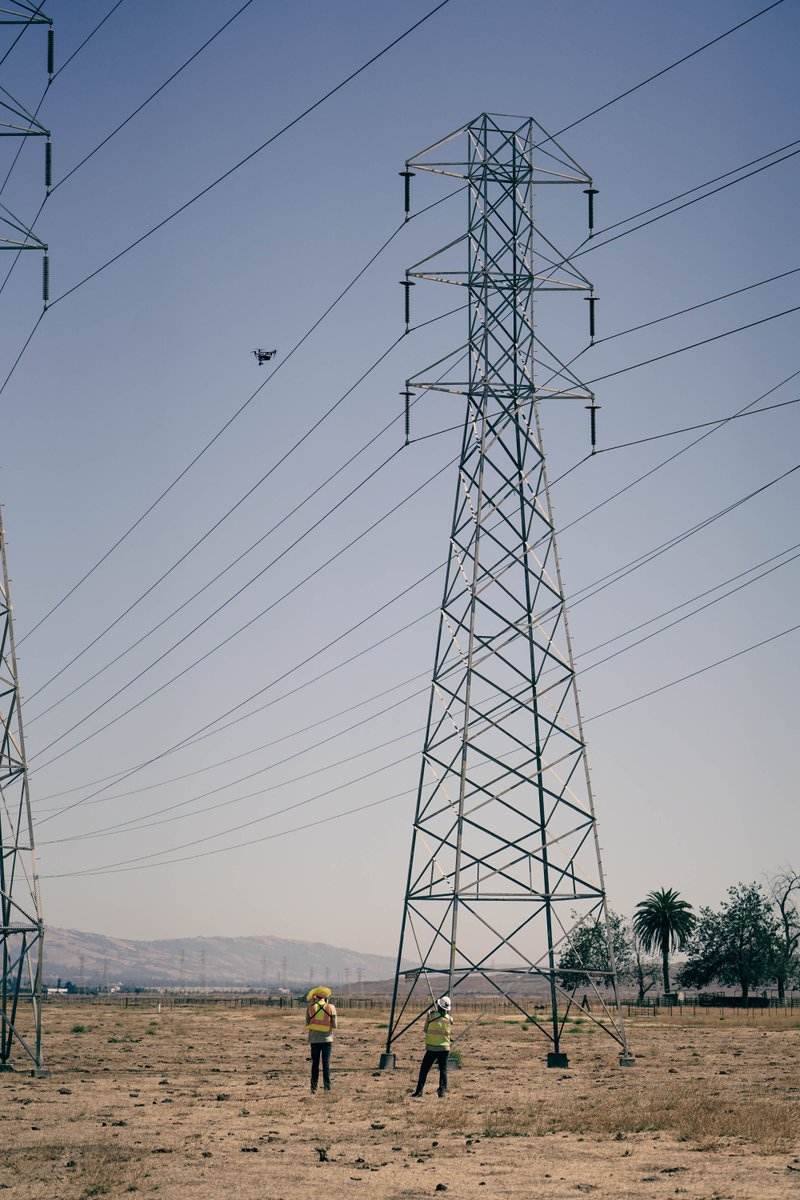 Cyberhawk_Phil's tweet photo. A @TheCyberhawk team in the US inspecting another powerline to ensure wildfires are prevented and the lights are kept on.
#drones #drone #UAV #UAS #Cyberhawk #unmanned #electricity #powergrid #transmission #highvoltage https://t.co/zU2gM5fL9v