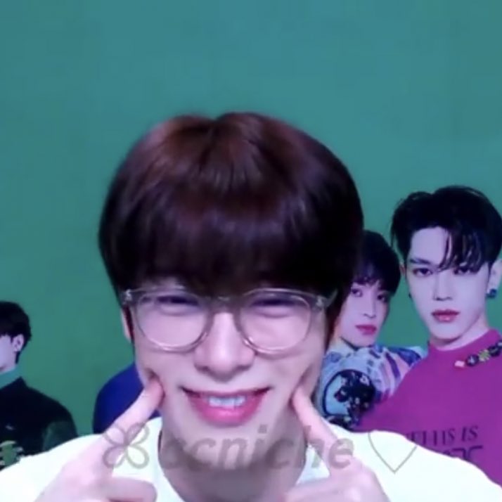 chaewsome's tweet photo. ??????????????😡💕 https://t.co/7mgED0q7eL