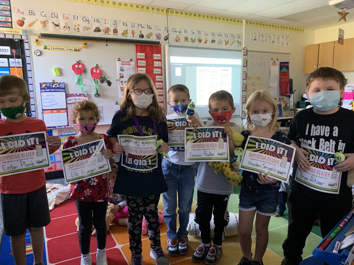 ⭐️Simonds Superstar stopped by just before the “Read-in” on Friday bringing certificates and a little prize for our summer reading program participants. Keep reading longer and stronger Superstars!⭐️⁦<a href="/SimondSuperstar/">Simonds Superstars |The Lamphere Schools</a>⁩ 💙 #wearelamphere