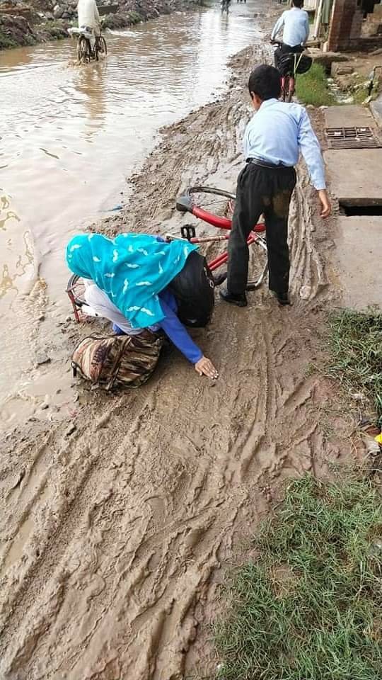 Haqeeqat_TV's tweet photo. حافظ آباد کا حال۔ کتنی حکومتیں آئیں اور گئی لیکن آج بھی لوگ 100 سال پیچھے زندگی گزار رہے ہیں ۔ https://t.co/2Cs49DNSUr