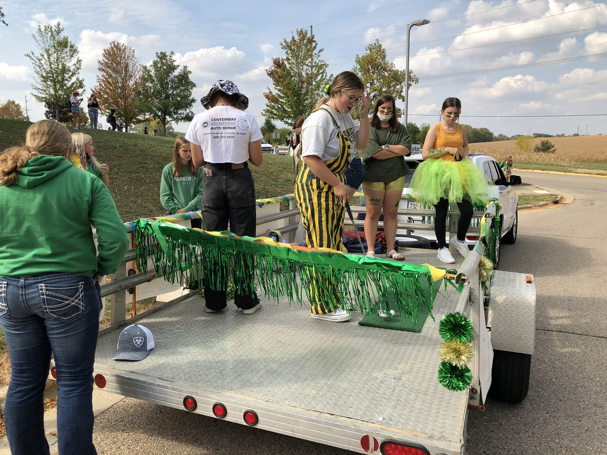 parker_golf's tweet photo. This team is special! They enjoy each other and support each other! #homecomingparade #signofsupport #girlsgolfrocks https://t.co/AQghuZhk3H