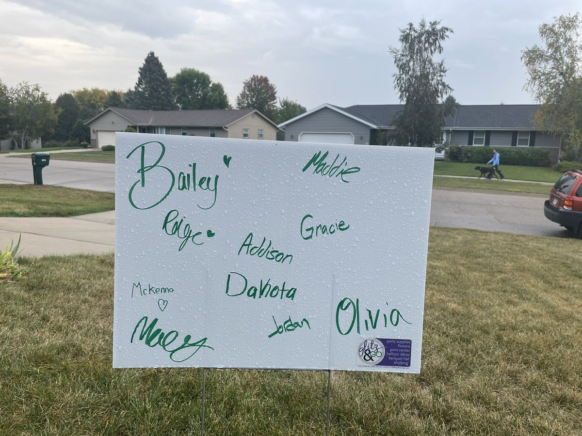 parker_golf's tweet photo. This team is special! They enjoy each other and support each other! #homecomingparade #signofsupport #girlsgolfrocks https://t.co/AQghuZhk3H