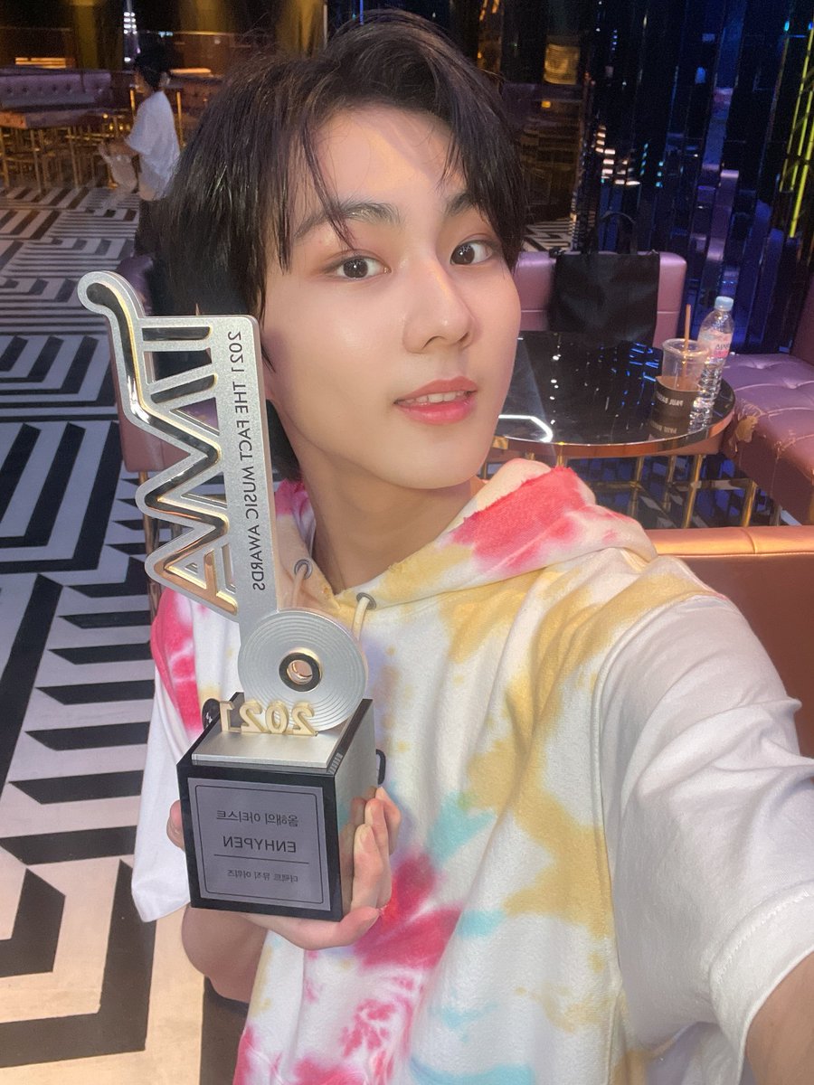 WorldEngene's tweet photo. 《•TRAD•》211002
Gracias a nuestros ENGENES, recibimos el premio artista del año, T T❣️❣️
Siempre estoy agradecido y te amo 😊¡¡Esperen con ansias el próximo regreso!! Gracias ENGENE!! #ENHYPEN #ENGENE #TheFac #ENGENEs_ILoveYou
🐻©WorldEngene. https://t.co/YXwPJBDfYw