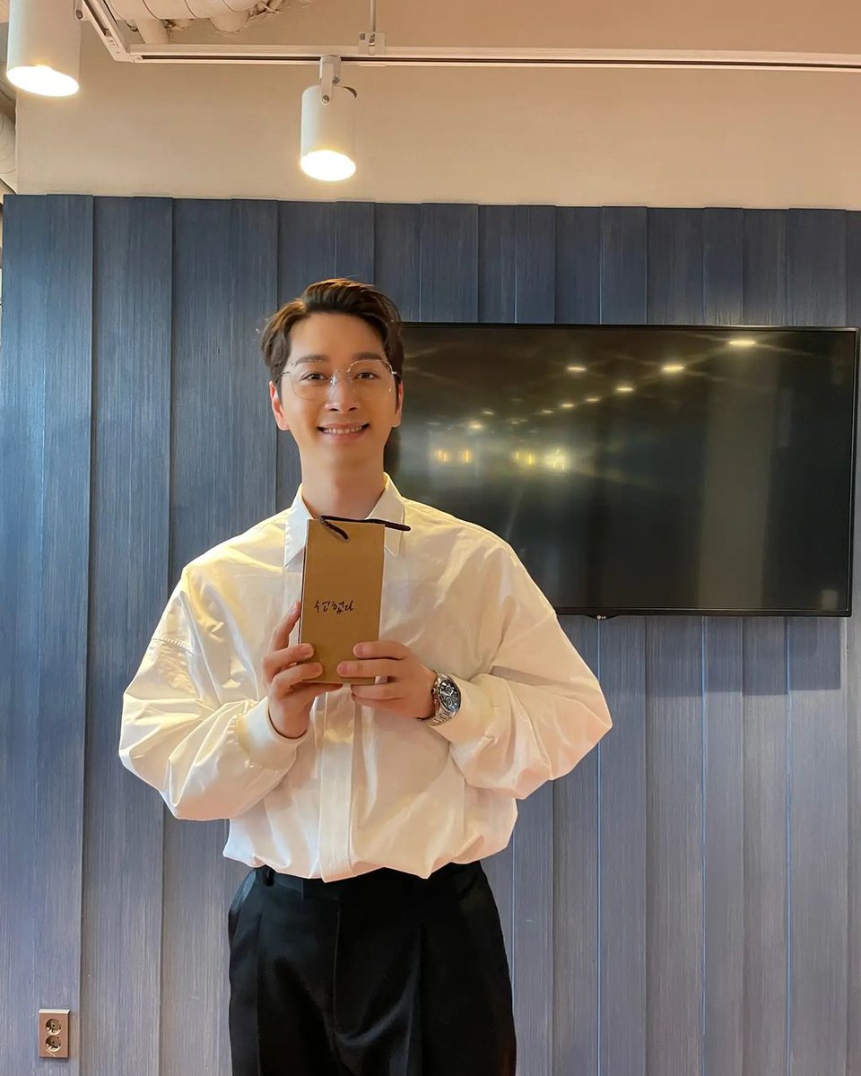 2pmalways's tweet photo. RT @2PMagreement211
#GreenTangerineAde #ootd #HardWork 
https://t.co/0BoQmdauNN https://t.co/6rklm6oLyP