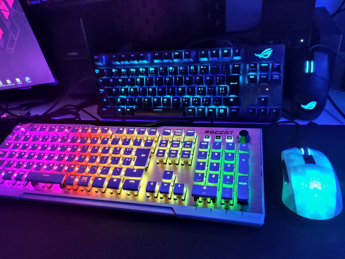 ArchenemyKhaos's tweet photo. キーボード&マウス開封!
このキーボードカッコよすぎやしませんかね…手垢には気を付けようw
#自作PC
#キーボード
#ROCCAT
#VULCAN
#BURSTPRO https://t.co/hLf6vfN7Ws