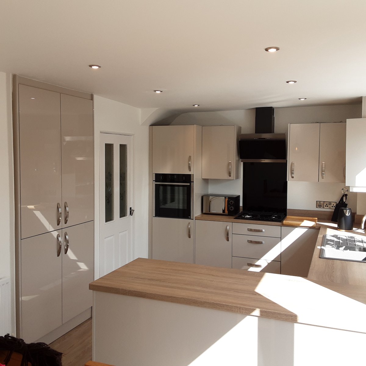 thekitchendepot's tweet image. Browse our magnificent new Linea range online now👉  bit.ly/2RclPkH

The Ellis family discovered Linea and now they love their wonderful new Cashmere Gloss kitchen. An amazing effort by designer Ollie and the fantastic fitting team #TheKitchenDepot #glosskitchen #kitchen