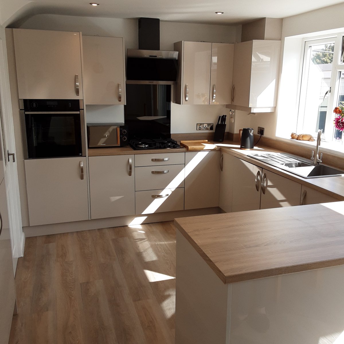 thekitchendepot's tweet image. Browse our magnificent new Linea range online now👉  bit.ly/2RclPkH

The Ellis family discovered Linea and now they love their wonderful new Cashmere Gloss kitchen. An amazing effort by designer Ollie and the fantastic fitting team #TheKitchenDepot #glosskitchen #kitchen