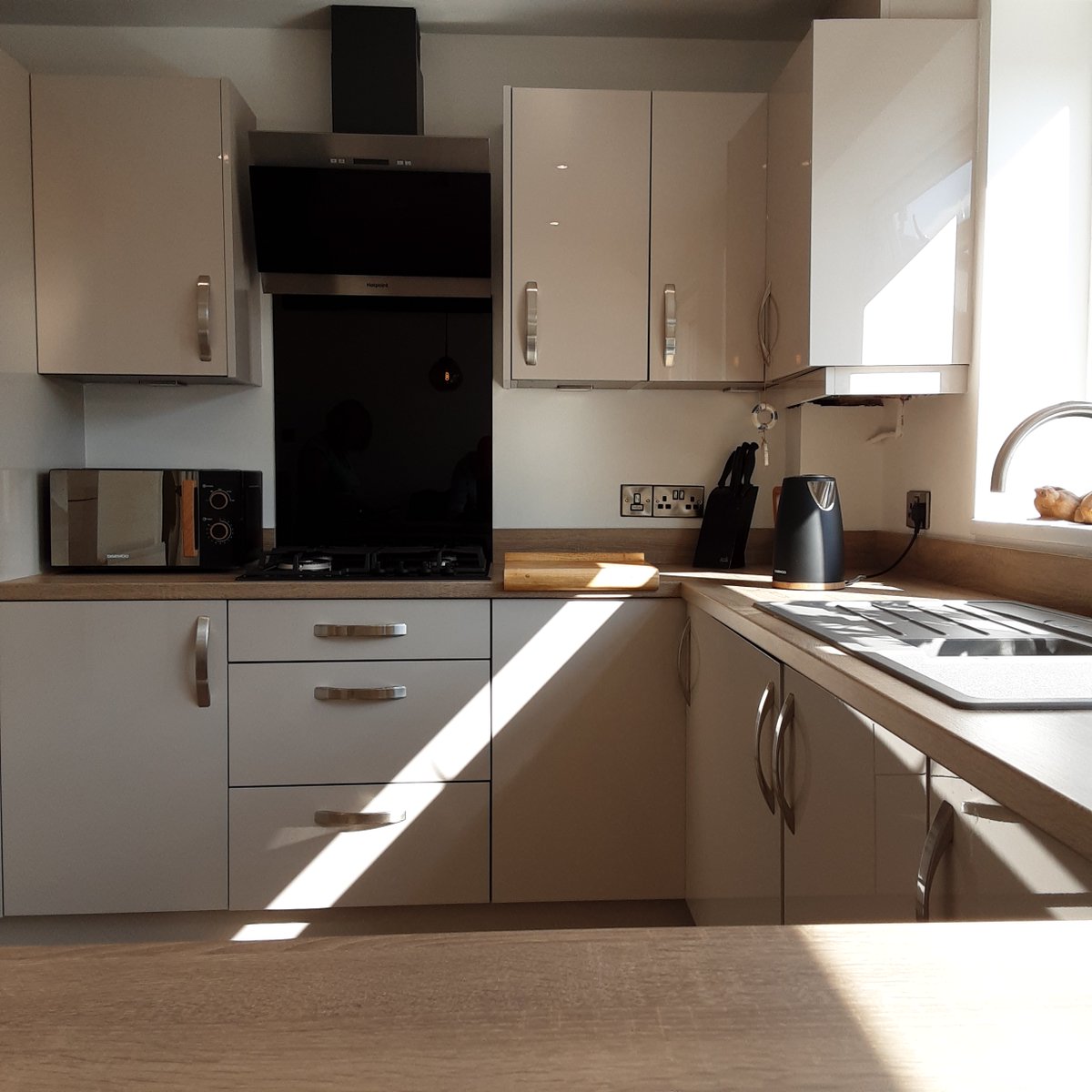 thekitchendepot's tweet image. Browse our magnificent new Linea range online now👉  bit.ly/2RclPkH

The Ellis family discovered Linea and now they love their wonderful new Cashmere Gloss kitchen. An amazing effort by designer Ollie and the fantastic fitting team #TheKitchenDepot #glosskitchen #kitchen